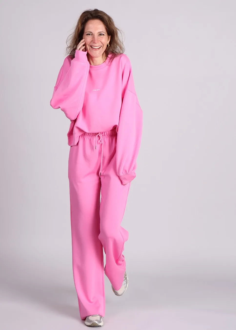 Studio Amaya Betty sweater roze met logo cropped