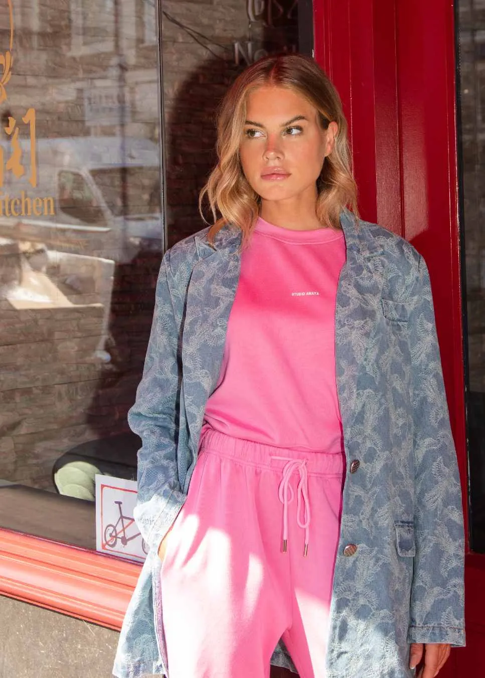 Studio Amaya Betty sweater roze met logo cropped